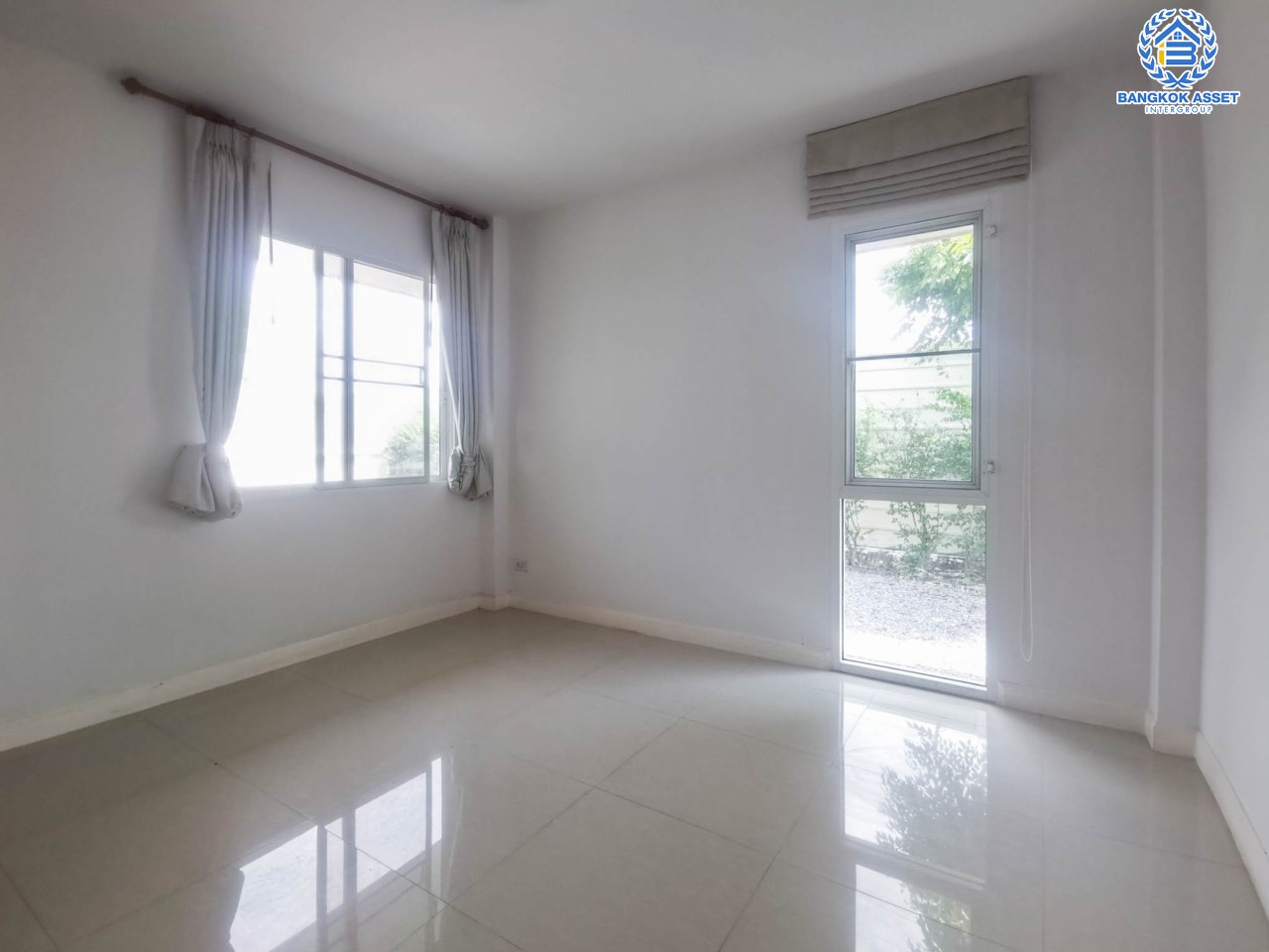 บ้านเดี่ยวมือสองย่านนนทบุรี ม.ชวนชมพาร์ค2 บางกรวย-ไทรน้อย หลังมุม เนื้อที่มากถึง 79.3 ตร.ว. ฟังก์ชัน 4 ห้องนอน 3 ห้องน้ำ 2 ที่จอดรถ บนทำเลเยี่ยม ใกล้เซ็นทรัลเวสต์เกต และรถไฟฟ้าสายสีม่วง "สถานีคลองบางไผ่"